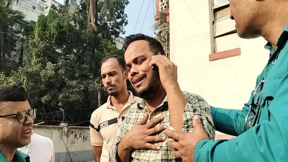 মাংস কিনতে গিয়ে মারা যান বাবা-ছেলে, মর্গে স্বজনদের আহাজারি