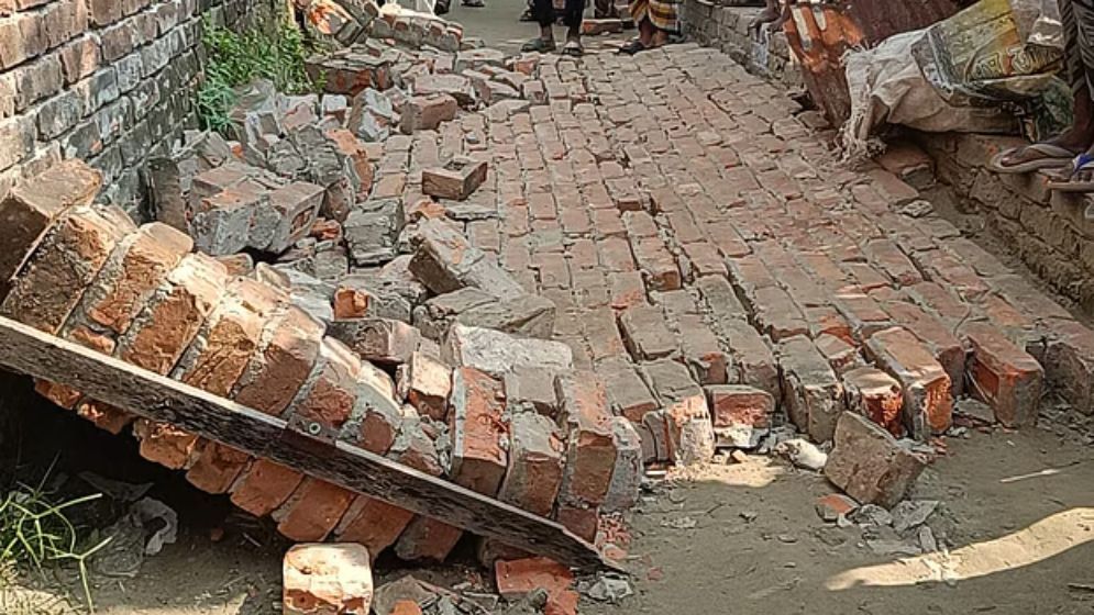 ভূমিকম্পে নিহত মেয়ের দাফনে থাকতে পারেননি, স্ত্রীকে নিয়ে ঘুরছেন হাসপাতালে