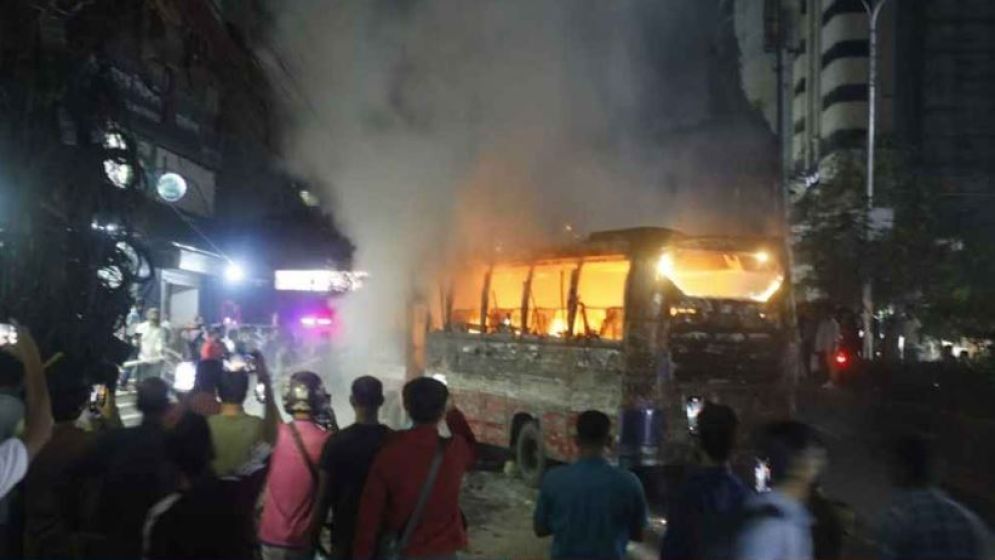 ঢাকাতে আবারও চলন্ত বাসে আগুন