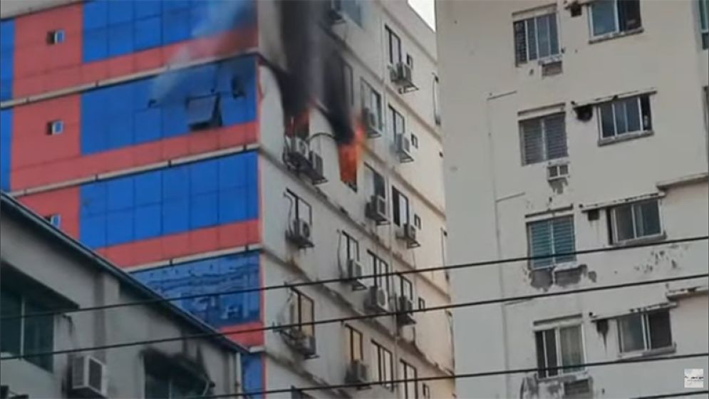 রাজধানীর বিজয়নগরে ভবনে আগুন, নিয়ন্ত্রণে ৫ ইউনিট