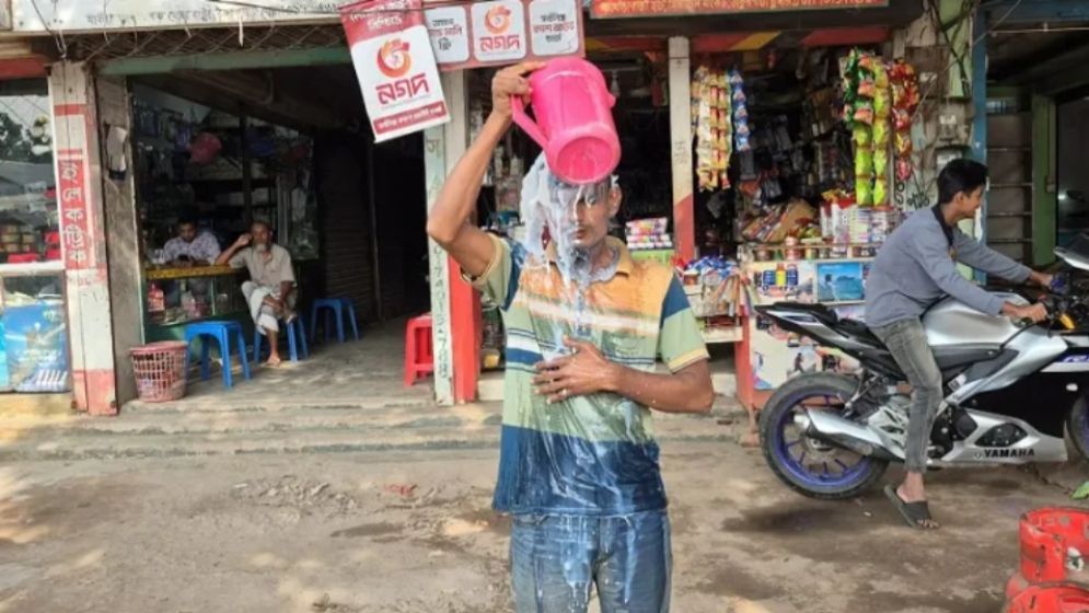 দুধ দিয়ে গোসল করে রাজনীতি ছাড়লেন স্বেচ্ছাসেবক দল নেতা