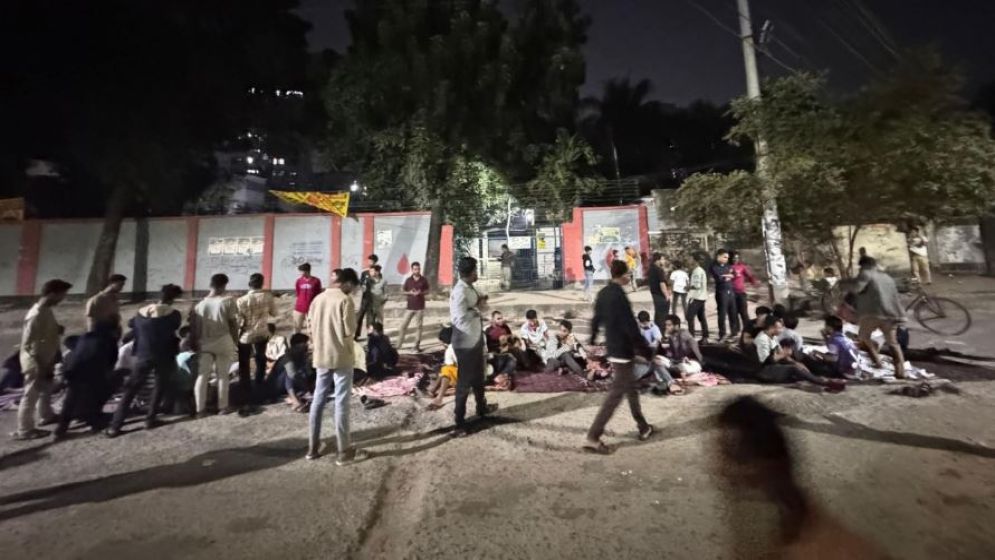 আতঙ্কে ছাত্রাবাস ছেড়ে সড়কে ঢাকা পলিটেকনিকের শিক্ষার্থীরা