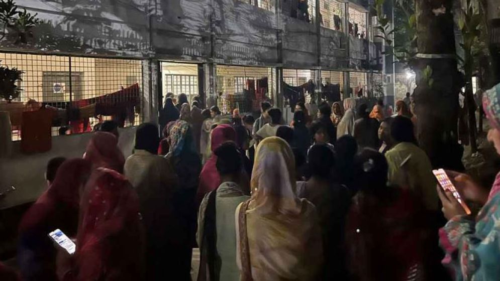 ভূমিকম্প আতঙ্কে হল ছেড়ে খোলা আকাশের নিচে ইডেন শিক্ষার্থীরা