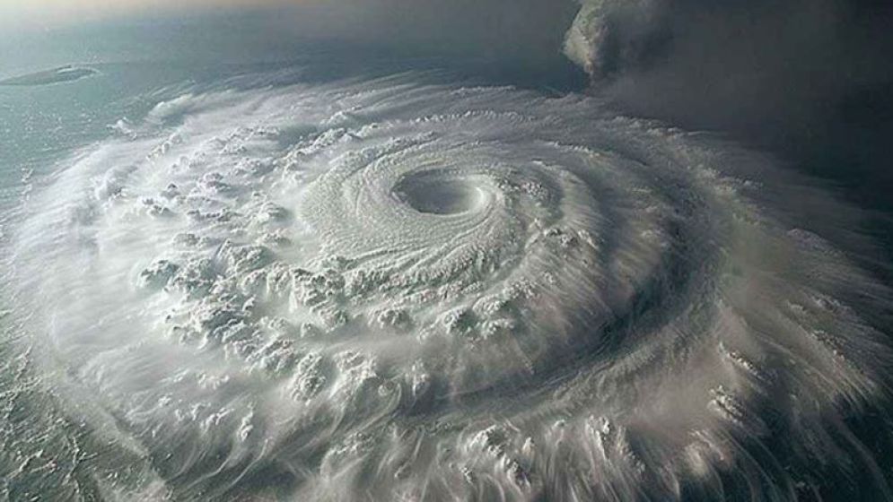 চোখ রাঙাচ্ছে ভয়ংকর ঘূর্ণিঝড়, আন্তর্জাতিক আবহাওয়াবিদের বিশেষবার্তা