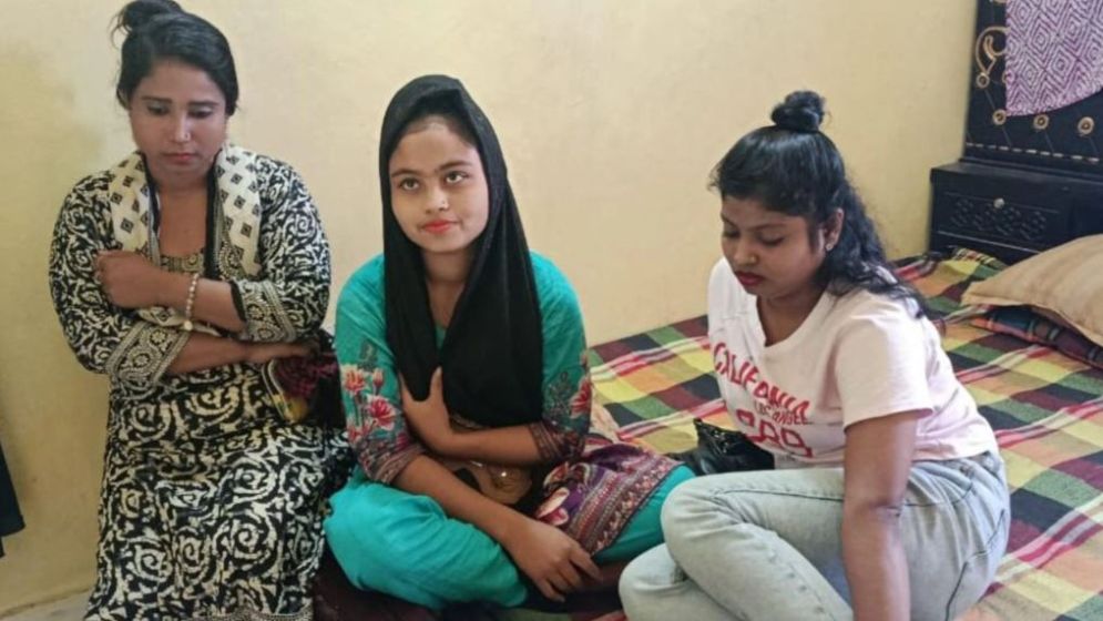 আবাসিক হোটেল থেকে ৩ নারী যৌনকর্মীসহ আটক ৫