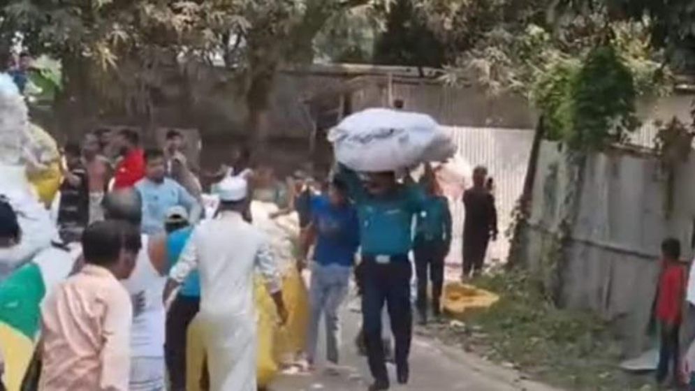 আগুনে ঝাঁপ দিয়ে বস্তা মাথায় নিয়ে ওসি ভাইরাল