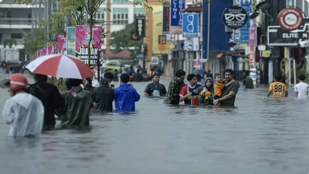 ভয়াবহ বন্যায় বিপর্যস্ত মালয়েশিয়া