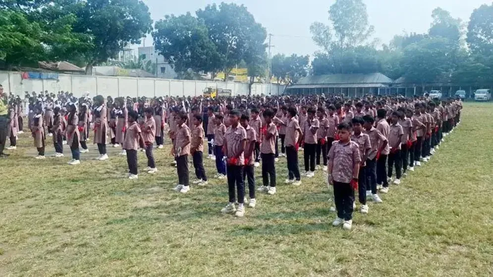 উপদেষ্টা যাবেন বলে পৌনে এক ঘণ্টা রোদে শিক্ষার্থীরা, অসুস্থ দু’জন