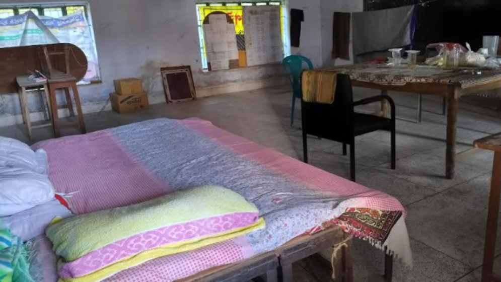 প্রধান শিক্ষকের বেডরুমের সন্ধান মিলল ক্লাসরুমে
