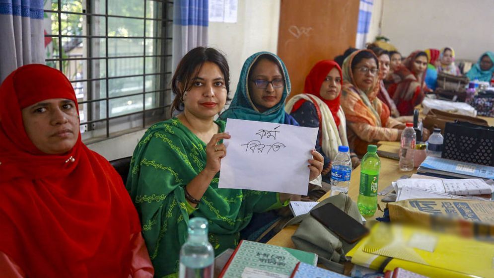 ফের কর্মবিরতিতে প্রাথমিকের শিক্ষকরা, পাঠদান বন্ধ