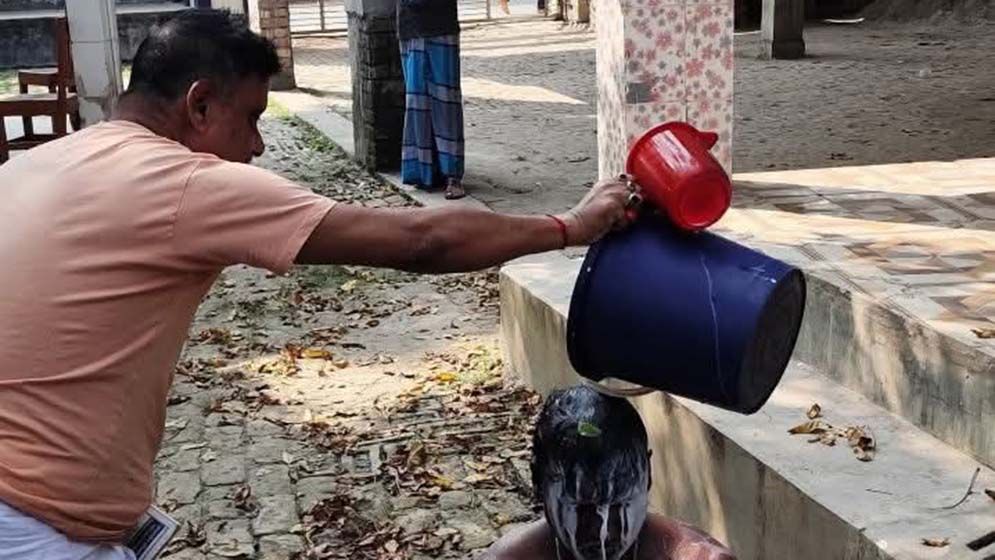 দুধ দিয়ে গোসল করে ১৪ বছরের দাম্পত্য জীবনের ইতি টানলেন তিনি