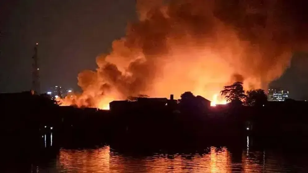 কাছে যেতে পারছে না ফায়ার সার্ভিসের গাড়ি, দূর থেকে আনতে হচ্ছে পানি