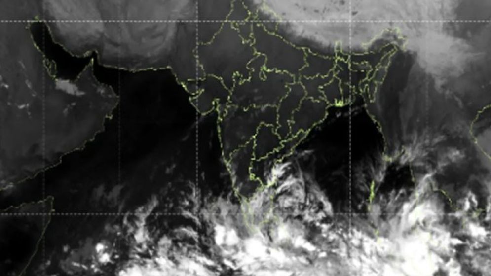 বঙ্গোপসাগরে নিম্নচাপ ঘনীভূত, এগিয়ে আসছে ঘূর্ণিঝড় ‘সেনিয়ার’
