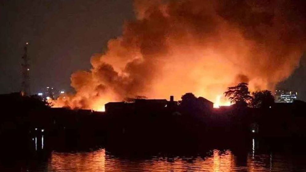 ৪০ মিনিট পর ঘটনাস্থলে ফায়ার সার্ভিস, আগুন নিয়ন্ত্রণে ১৬ ইউনিট