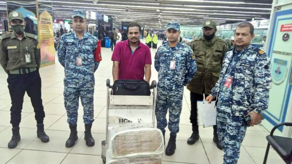 ঢাকা এয়ারপোর্টে নেমে প্রবাসীদের লাগেজ চুরি করাই তার কাজ