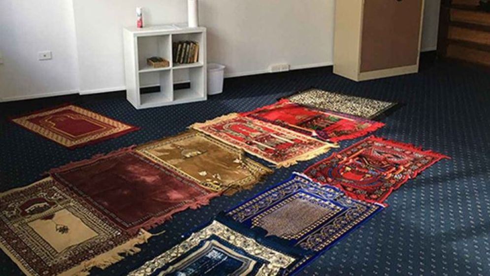 পা দিয়ে জায়নামাজ সোজা করলে কি গোনাহ হয়?