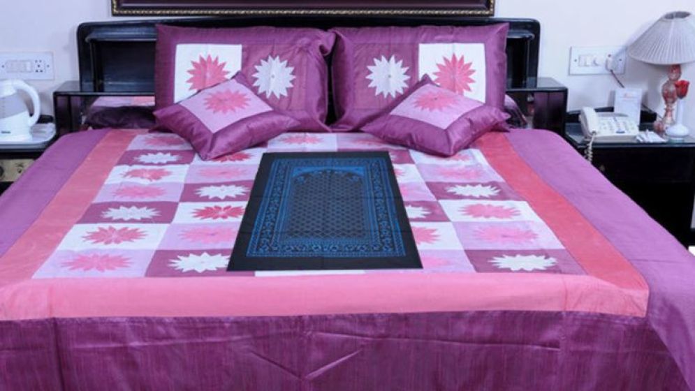 বিছানার ওপর নামাজ পড়া কি শরিয়তসম্মত? যা বলছেন বিশেষজ্ঞ আলেম