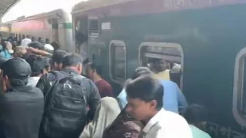 ‘বাঁচাও আল্লাহ’ ট্রেনের নিচে শিশু, বিমানবন্দর স্টেশনের ঘটনা