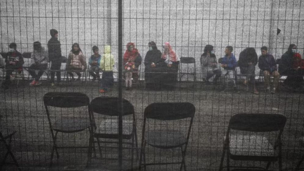 বাইডেন আমলের শরণার্থীদের গ্রিনকার্ড প্রক্রিয়া স্থগিতের সিদ্ধান্ত