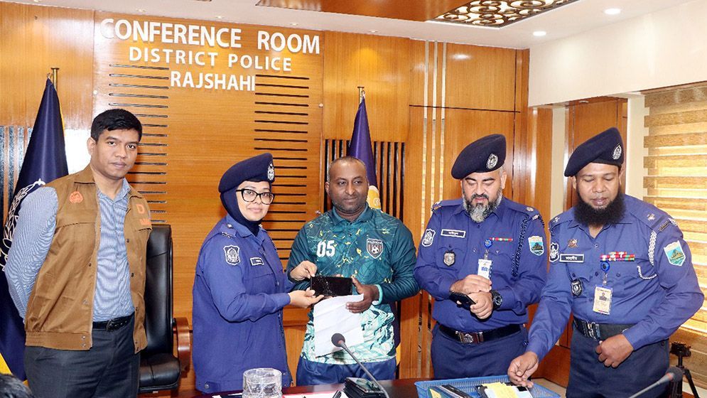 হারিয়ে যাওয়া ৬০ মোবাইল ফোন উদ্ধার করে মালিকদের হস্তান্তর