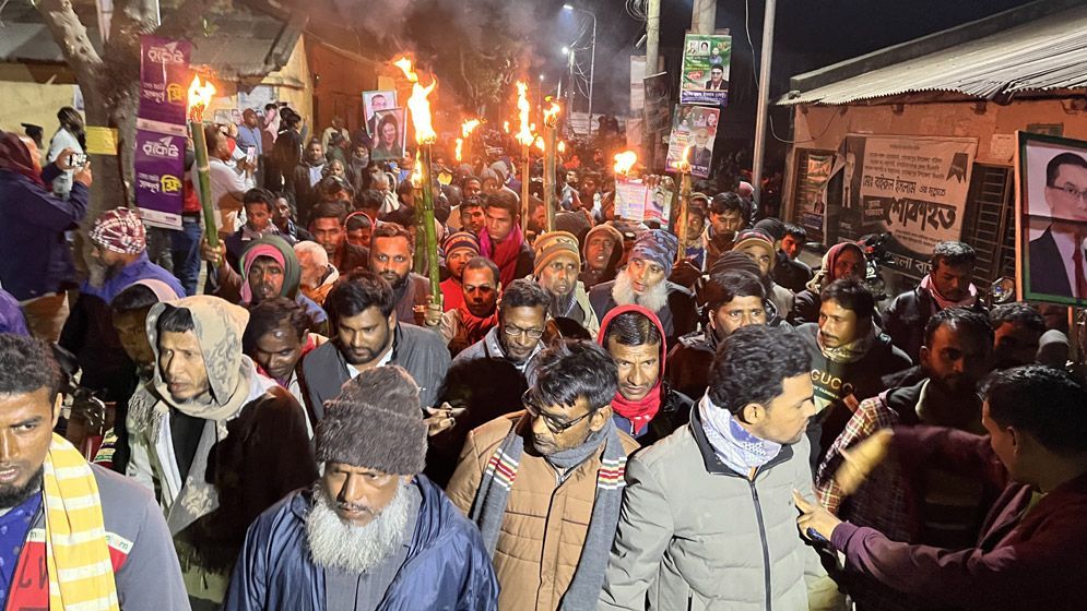 এক প্রার্থীর মনোনয়ন বাতিলের দাবিতে তিন উপজেলায় মশাল মিছিল