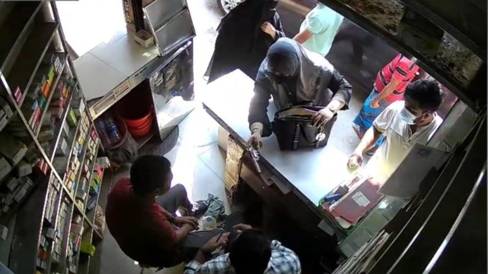 পিস্তল দেখিয়ে হত্যার হুমকি যুবলীগ নেতার স্ত্রীর, চাঞ্চল্যকর ভিডিও ভাইরাল