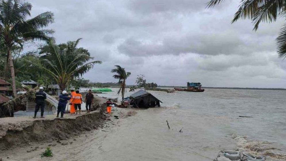 ঘূর্ণিঝড় ‘ডিটওয়াহ’ বাংলাদেশে আঘাত হানবে কি না, জানা গেল