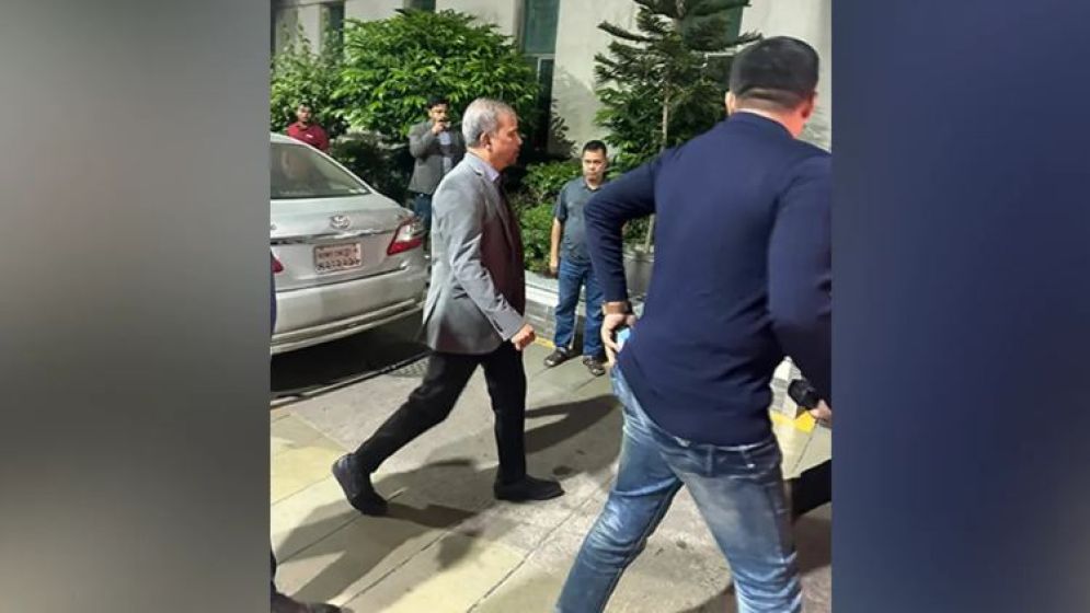 খালেদা জিয়ার স্বাস্থ্যের খবর নিতে মধ্যরাতে হাসপাতালে আসিফ নজরুল