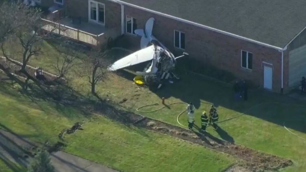 বিমানবন্দরে অবতরণের সময় নিয়ন্ত্রণ হারিয়ে বিমান বিধ্বস্ত