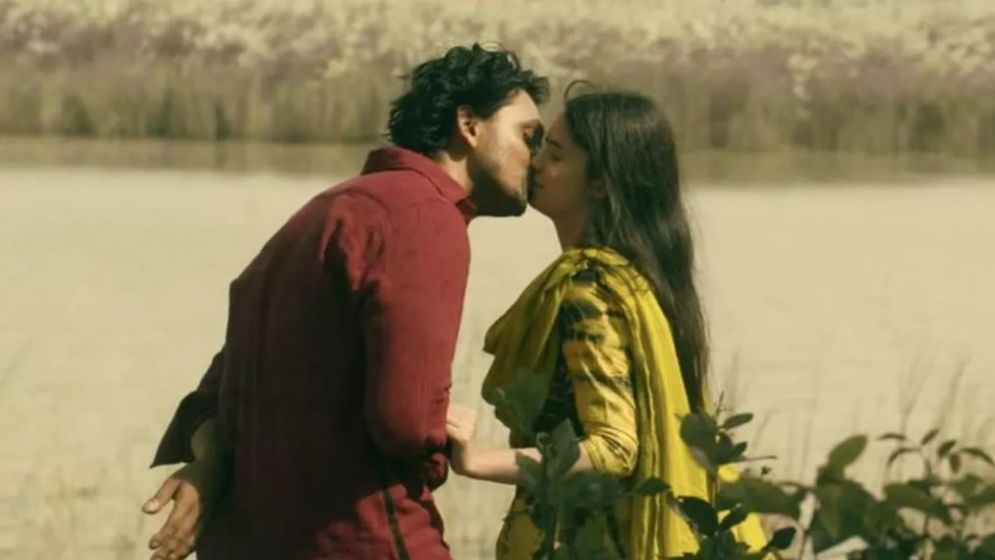 কাশবনে ‘অন্তরঙ্গ মুহূর্তে’ আরিফিন শুভ ও ঐশী, ভিডিও ভাইরাল