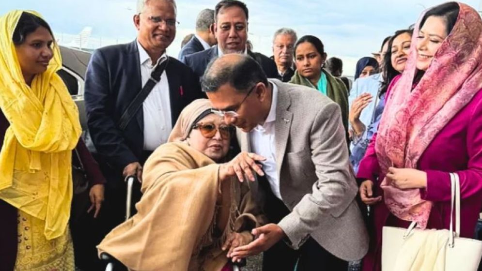 মায়ের অসুস্থতার খবর পেয়ে লন্ডনের হাসপাতালে ছুটে যান তারেক