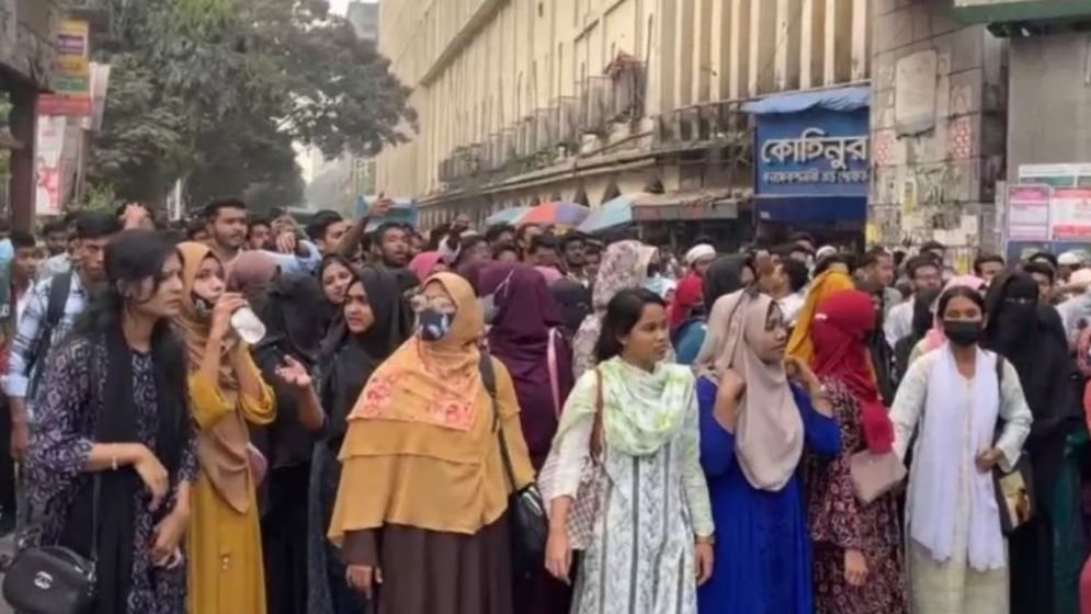 ঢাকা সেন্ট্রাল ইউনিভার্সিটি শিক্ষার্থীদের শাহবাগ অবরোধ, যানজট