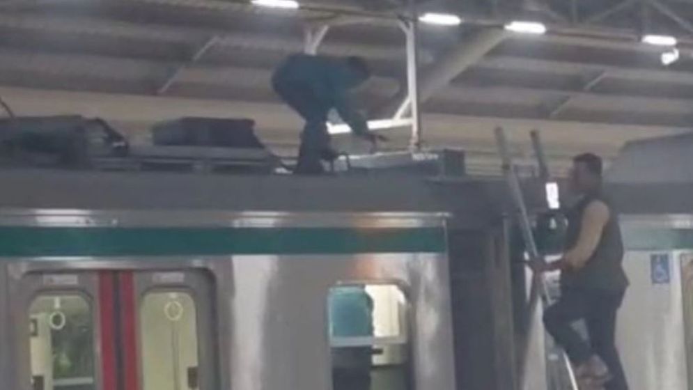 দুই বগির মাঝে এক শিশু আটকা : মেট্রোরেল চলাচল বন্ধ