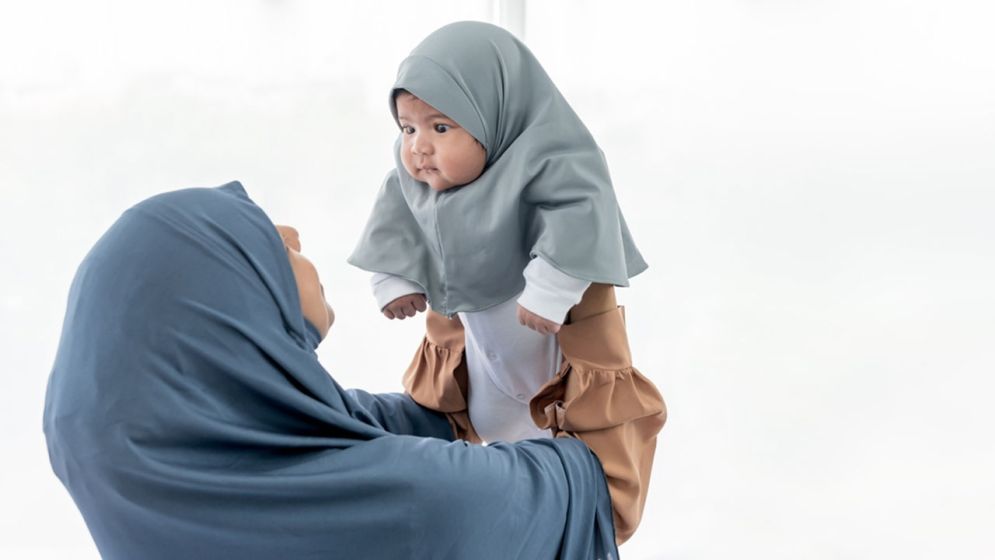 নবজাতকের কানে আজান দেওয়া হয় কেন?