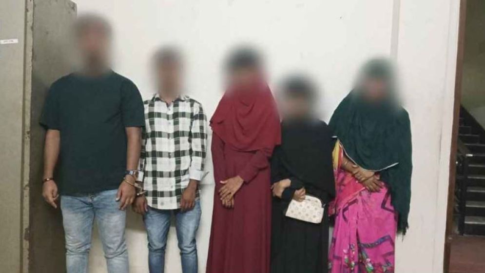 আবাসিক হোটেলে ধরা পড়লো ৫ তরুণ-তরুণী, অতঃপর...