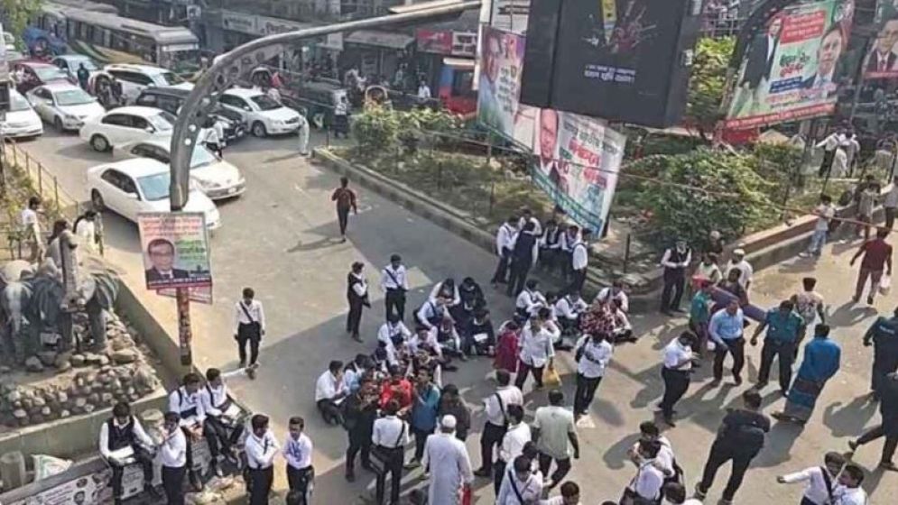 শিক্ষার্থীদের আন্দোলনে বন্ধ মিরপুর সড়ক