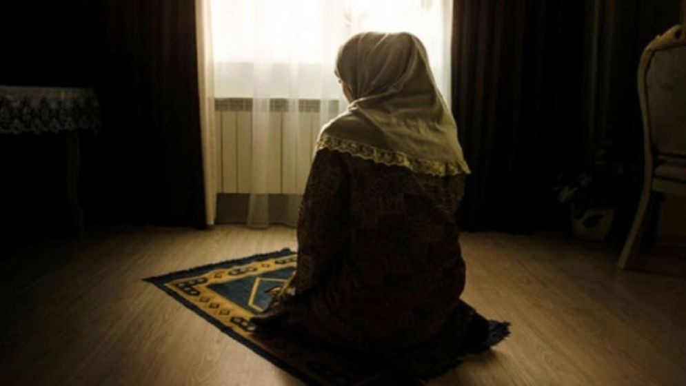 নামাজে থাকলে কি ইশারায় উত্তর দেওয়া যাবে?