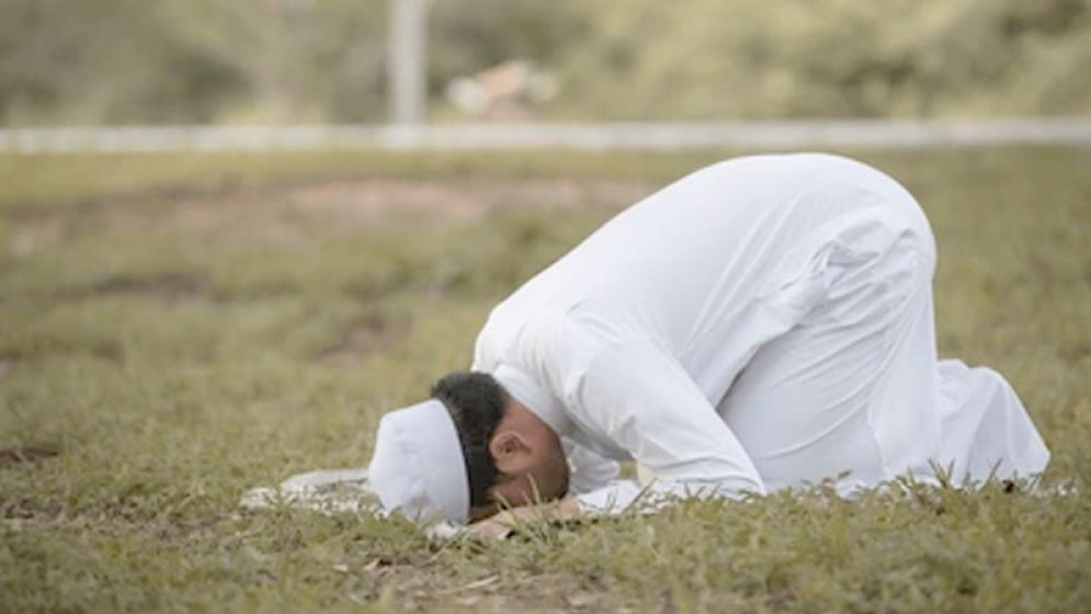 যে ৭ স্থানে নামাজ পড়া যাবে না