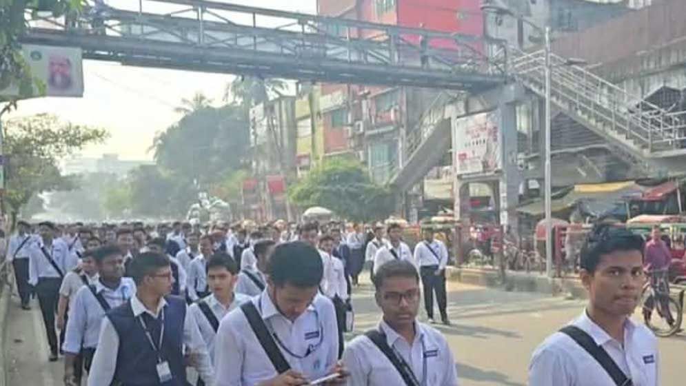 সায়েন্সল্যাব অবরোধ করেছেন ঢাকা কলেজের উচ্চমাধ্যমিকের শিক্ষার্থীরা