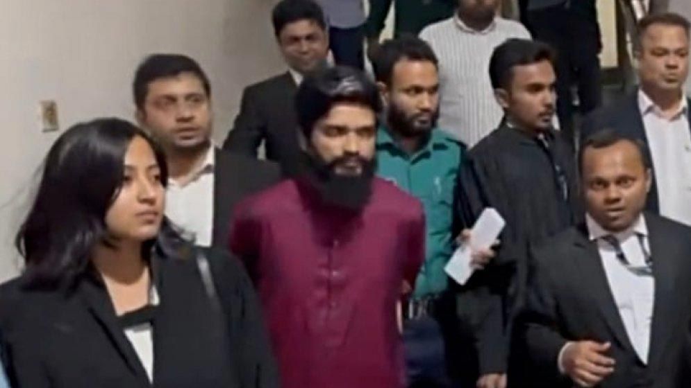 মাইরে ফেলান তাও বলবো জয় বাংলা: কারাগারে নেওয়ার সময় ছাত্রলীগ নেতা