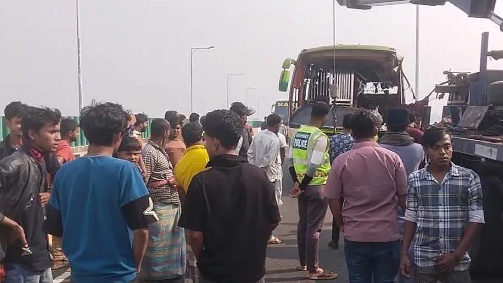 ঢাকা-ভাঙ্গা এক্সপ্রেসওয়েতে বাস-ট্রাক সংঘর্ষে ৩ জন নিহত, আহত ১৫