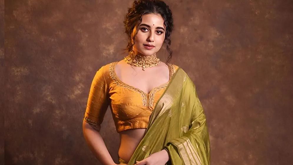 খুব প্রেম করতে ইচ্ছা করছে: স্বস্তিকা দত্ত