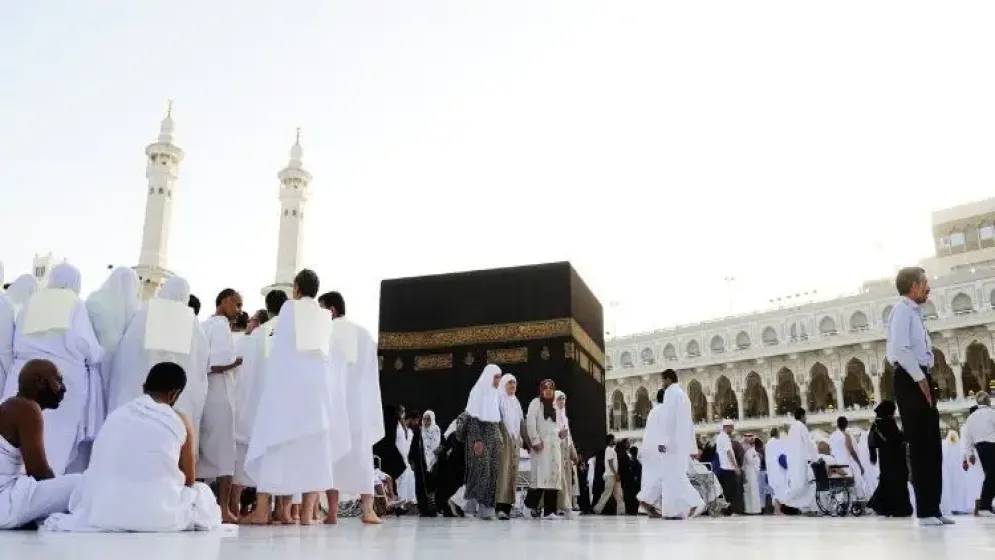 ইহরাম বাঁধার পর ওমরাহ না করতে পারলে করণীয়