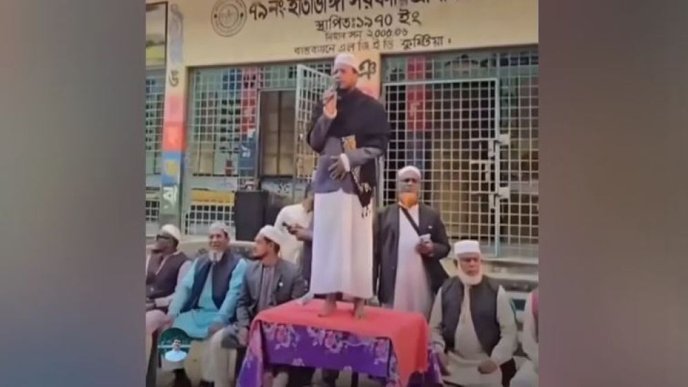 টেবিলে দাঁড়িয়ে মুফতি আমির হামজার বক্তব্য, তুমুল সমালোচনা