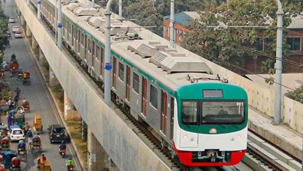 উড়ে এসে পড়ল কাপড়, মেট্রোরেল চলাচল বন্ধ