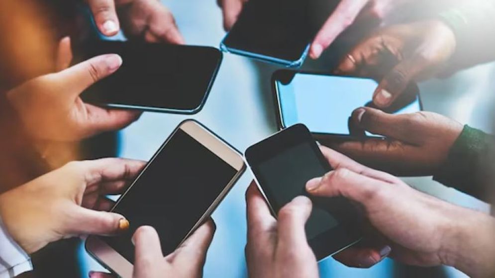 ট্যাক্স ছাড়া প্রবাসীরা কয়টি মোবাইল আনতে পারবেন, জানাল সরকার