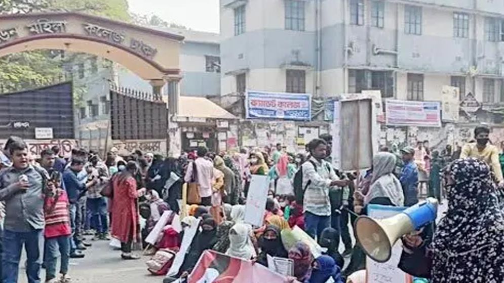 ৫ দফা দাবিতে সড়ক অবরোধ ইডেন কলেজ শিক্ষার্থীদের