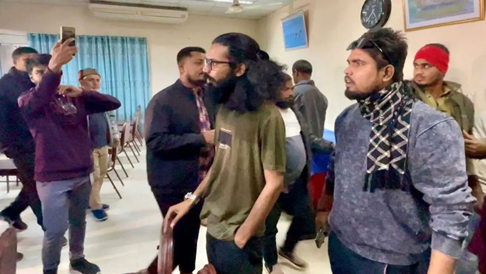 সাংবাদিকদের হুমকি দেওয়া এনসিপির সেই দুই নেতাকে অব্যাহতি