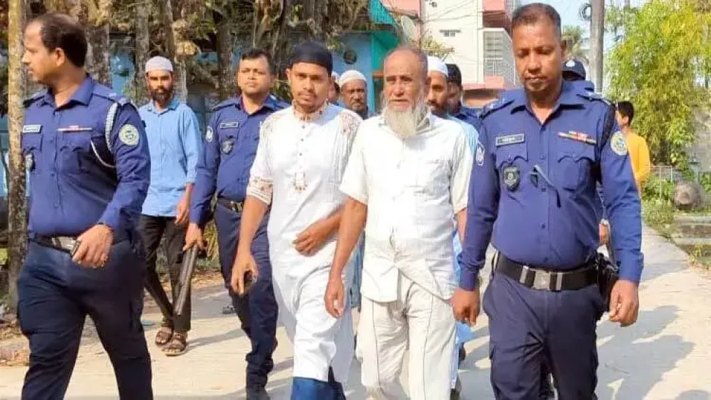 মায়ের জানাজায় অংশ নিতে ২১ বছর পর চিরচেনা বাড়িতে সেলিম কাজী