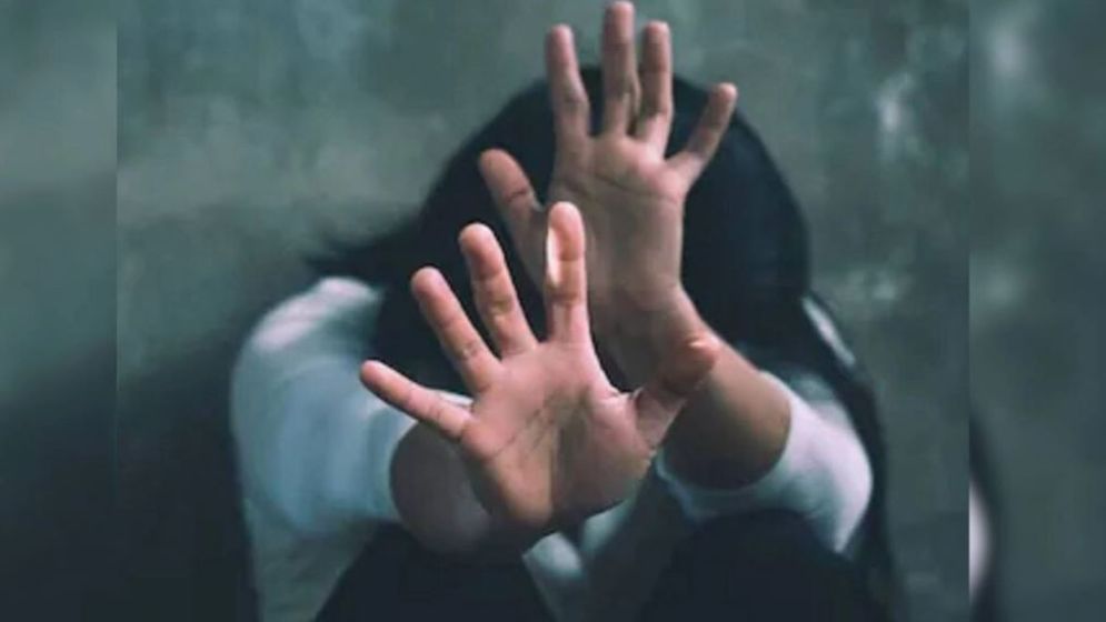 স্ত্রী কাজে গেলেই মেয়ের সঙ্গে অনৈতিক কাজে লিপ্ত হতেন বাবা